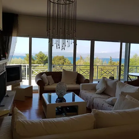 Beachfront House 35min From Athens